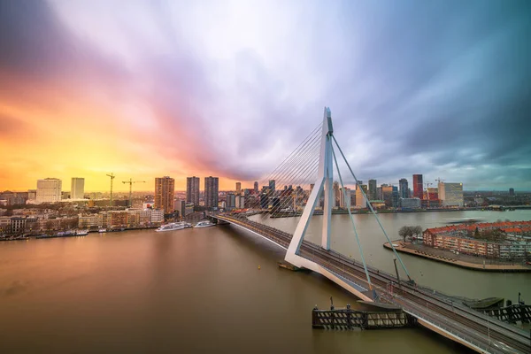 Rotterdam Hollanda Alacakaranlıkta Şehir Silueti — Stok fotoğraf