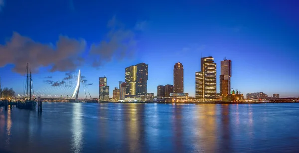 荷兰鹿特丹 黄昏时分 河流上的城市天际线 — 图库照片