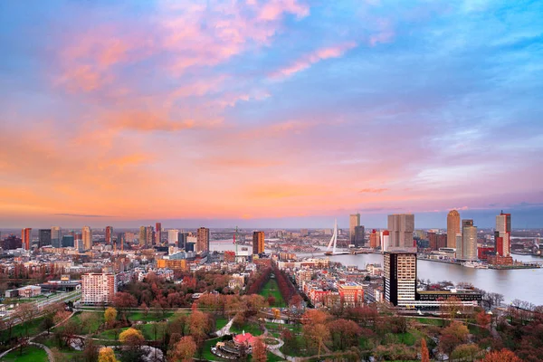 Rotterdam Holandia Panorama Miasta Nad Rzeką Nieuwe Maas Zmierzchu — Zdjęcie stockowe