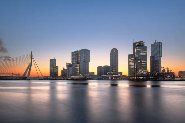 Rotterdam Nederländerna Stadssiluett Floden Vid Skymningen — Stockfoto