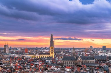Antwerp, Belçika Alacakaranlıkta yukarıdan.