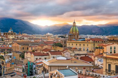 Palermo, Sicilya şehir merkezi alacakaranlıkta tarihi kuleleri olan..