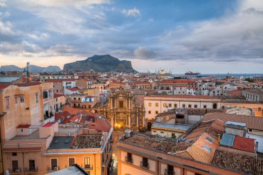 Palermo, İtalya şehir manzarası Mt. Pellegrino ve liman.