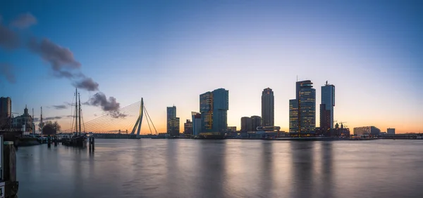 Rotterdam Hollandia Városkép Folyón Alkonyatkor — Stock Fotó