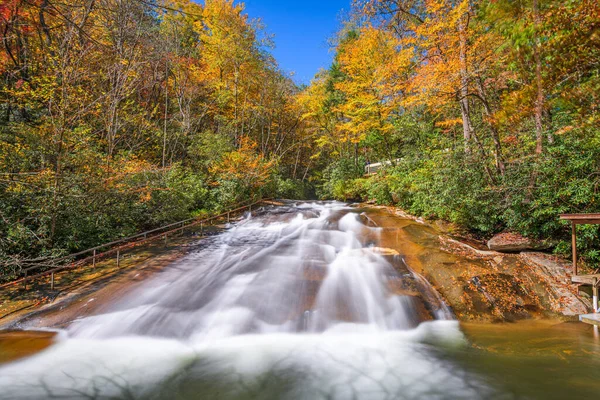 秋に米国ノースカロライナ州ピスガ国立の森のガラスのクリークを見て岩の滝をスライディング — ストック写真