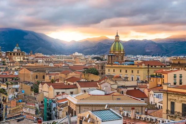 Palermo Sicilya Şehir Merkezi Alacakaranlıkta Tarihi Kuleleri Olan — Stok fotoğraf