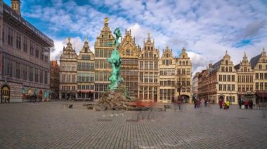 ANTERP, BELGIUM - 3 Mart 2020: Ziyaretçiler Grote Markt merkez meydanındaki Brabo Çeşmesi ve Lonca Salonları 'nı gözlemlediler.