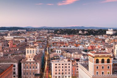 Roma, İtalya 'nın çatı manzarası alacakaranlıkta.