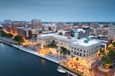 Wilmington, Kuzey Carolina, ABD hava şehri, alacakaranlıkta..