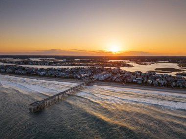 Wrightsville Sahili, Kuzey Carolina Sahili üzerinde gün batımında.
