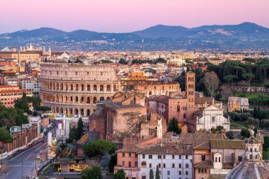 Roma, İtalya alacakaranlıkta Roma Forumu ve Kolezyum 'a bakıyor.