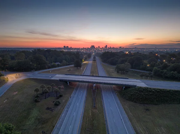 夜明けにアメリカのサウスカロライナ州コロンビアへの高速道路 — ストック写真