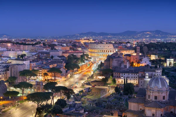 로마의 콜로세움이 내려다 보이는 이탈리아의 — 스톡 사진