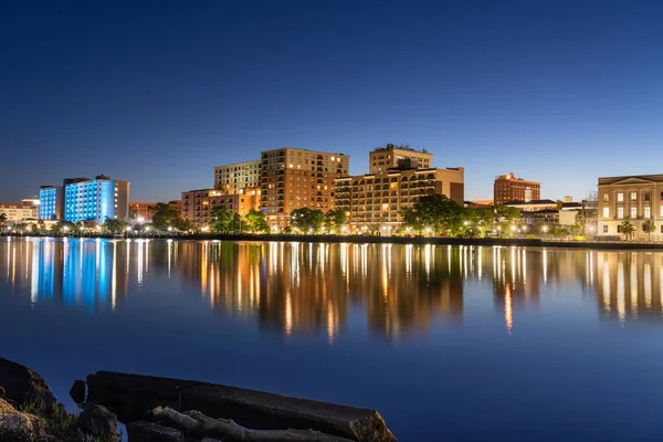 美国北卡罗来纳州威明顿市市中心的天空 夜晚在恐惧角河畔 — 图库照片