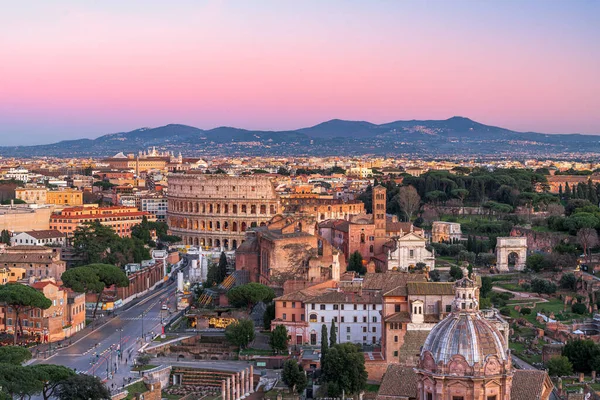 ローマ イタリアは夕暮れ時にローマフォーラムとコロッセオを見下ろす — ストック写真