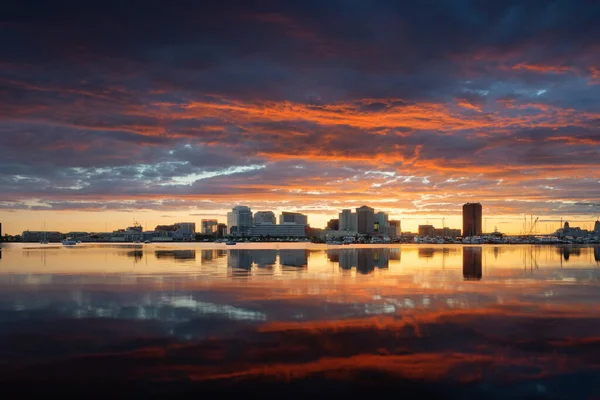 Norfolk Virginia Usa Stadtsilhouette Mit Dramatischen Morgenwolken Elizabeth River — Stockfoto