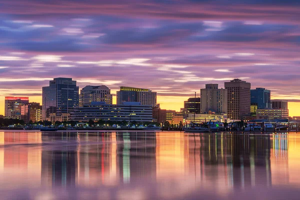 美国维吉尼亚州诺福克市市中心的天际线 伊丽莎白河上的晨云戏剧化 — 图库照片