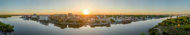 Wilmington, Kuzey Carolina, ABD şehir merkezi Cape Fear Nehri üzerindeki manzara.