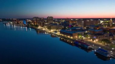 Wilmington, Kuzey Carolina, ABD Sabah erken saatlerde Cape Fear Nehri üzerinde.