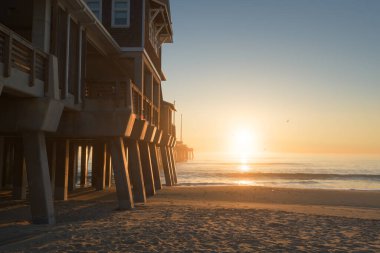 Jennette 's Pier in Nags Head, Kuzey Carolina, ABD şafak vakti.