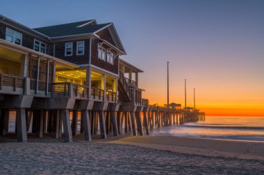 Jennette 's Pier in Nags Head, Kuzey Carolina, ABD şafak vakti.