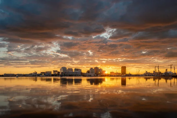 美国弗吉尼亚诺福克 黎明时分在切萨皮克湾 — 图库照片