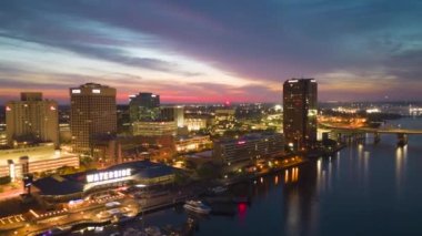 Norfolk, Virginia, ABD şehir merkezi Elizabeth Nehri 'nin üzerinden alacakaranlıkta gökyüzü..