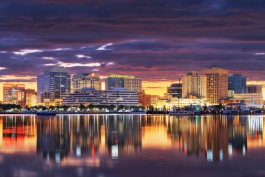Norfolk, Virginia, ABD Şafakta Chesapeake Körfezi 'nde.