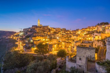 Matera, İtalya 'nın Basilicata bölgesindeki antik tepe kasabası şafakta.