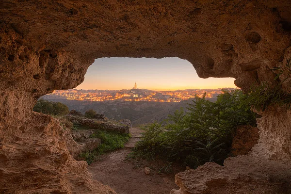 Matera Talya Alacakaranlıkta Antik Bir Mağaranın Içinden Görüldüğü Gibi — Stok fotoğraf