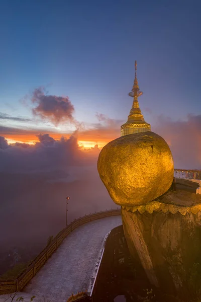 Kyaiktiyo Pagoda Topo Golden Rock Anoitecer Estado Mon Mianmar — Fotografia de Stock