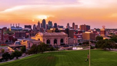 Kansas City, Missouri, ABD şehir merkezi alacakaranlıkta Union Station ile gökyüzü.