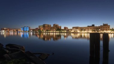 Wilmington, Kuzey Carolina, ABD şehir merkezi Cape Fear nehrinin silueti geceleyin.