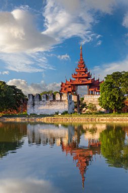 Mandalay, Myanmar saray duvarında ve hendekte..