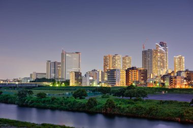 Kawasaki, Japonya geceleri Tamagawa Nehri 'nin ufuk çizgisi..