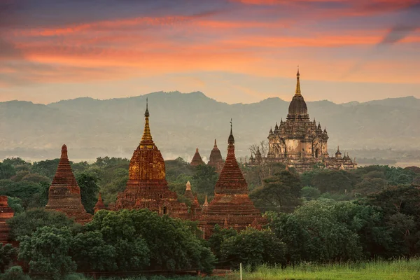 Bagan Myanmar Tapınakları Alacakaranlıkta Arkeolojik Bölgede — Stok fotoğraf