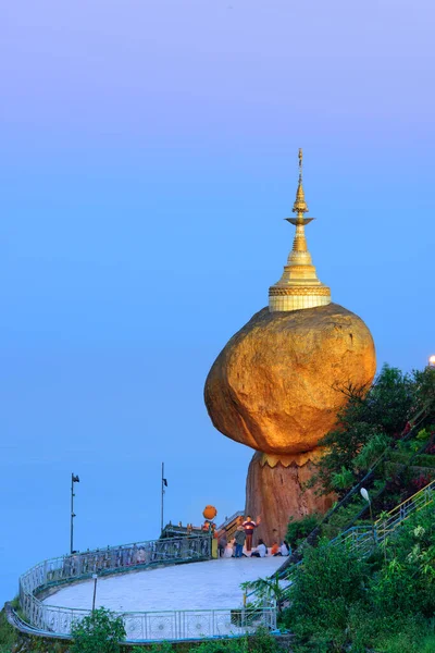 Kyaiktiyo Pagoda Golden Rock Tetején Alkonyatkor Mon Államban Mianmarban — Stock Fotó