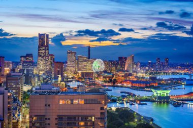 Yokohama, Japonya 'nın Minato Mirai Bölgesi, alacakaranlıkta..