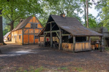 9 Mayıs 2023 - JAMESTOWN, VIRGINIA, ABD: Tarihi binalarla Jamestown Yerleşimi.
