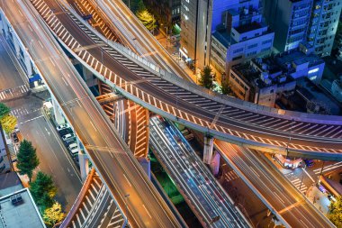 Osaka, Japonya alacakaranlıktaki şehir manzarası.