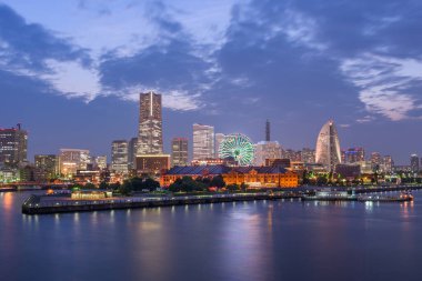 Alacakaranlık koyunda Yokohama, Japonya şehir manzarası.