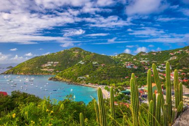 Gustavia, Saint Barthelemy gökyüzü ve Karayipler 'de liman. 