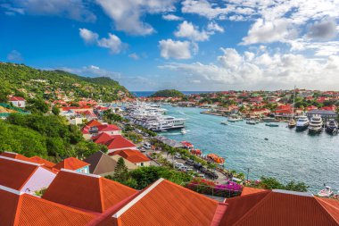 Gustavia, St. Bart 's kasabası limanda ufuk çizgisi..