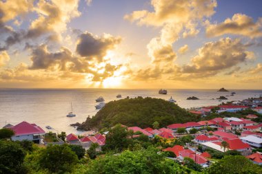 Gustavia, Karayip Denizi 'nin Batı Hint Adaları' ndaki St. Barts sahili gün batımında..