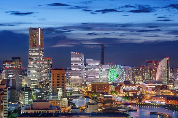 夕暮れ時のみなとみらい地区の日本の街並み — ストック写真