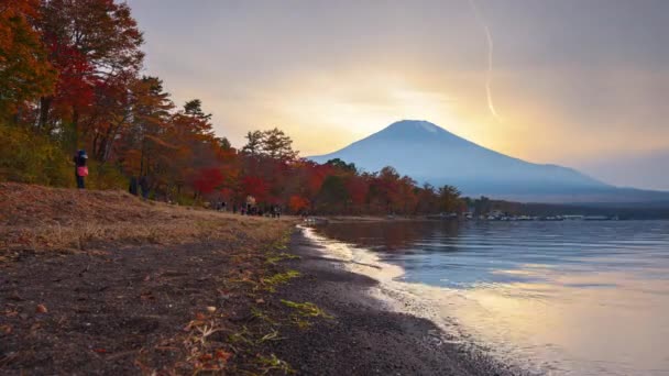 秋天黄昏时从山中湖出发的日本富士 — 图库视频影像