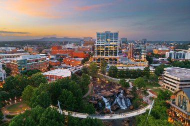 Greenville, Güney Carolina şafakta Reedy Creek 'teki Falls Park' ta..