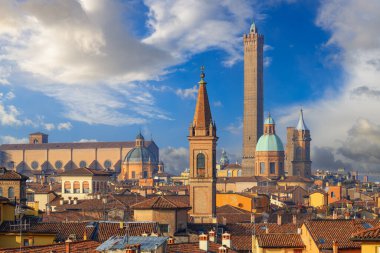 Bolonya, İtalya 'nın çatı üstü silueti ve gündüz vakti ünlü tarihi kuleler.