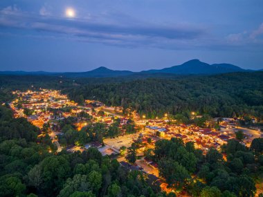 Helen, Georgia, ABD. Gece yarısı Mt. Yonah uzakta..