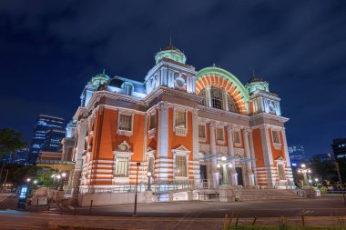 Osaka, Japonya Nakanoshima 'dan Osaka Merkez Halk Salonu ile geceleyin.